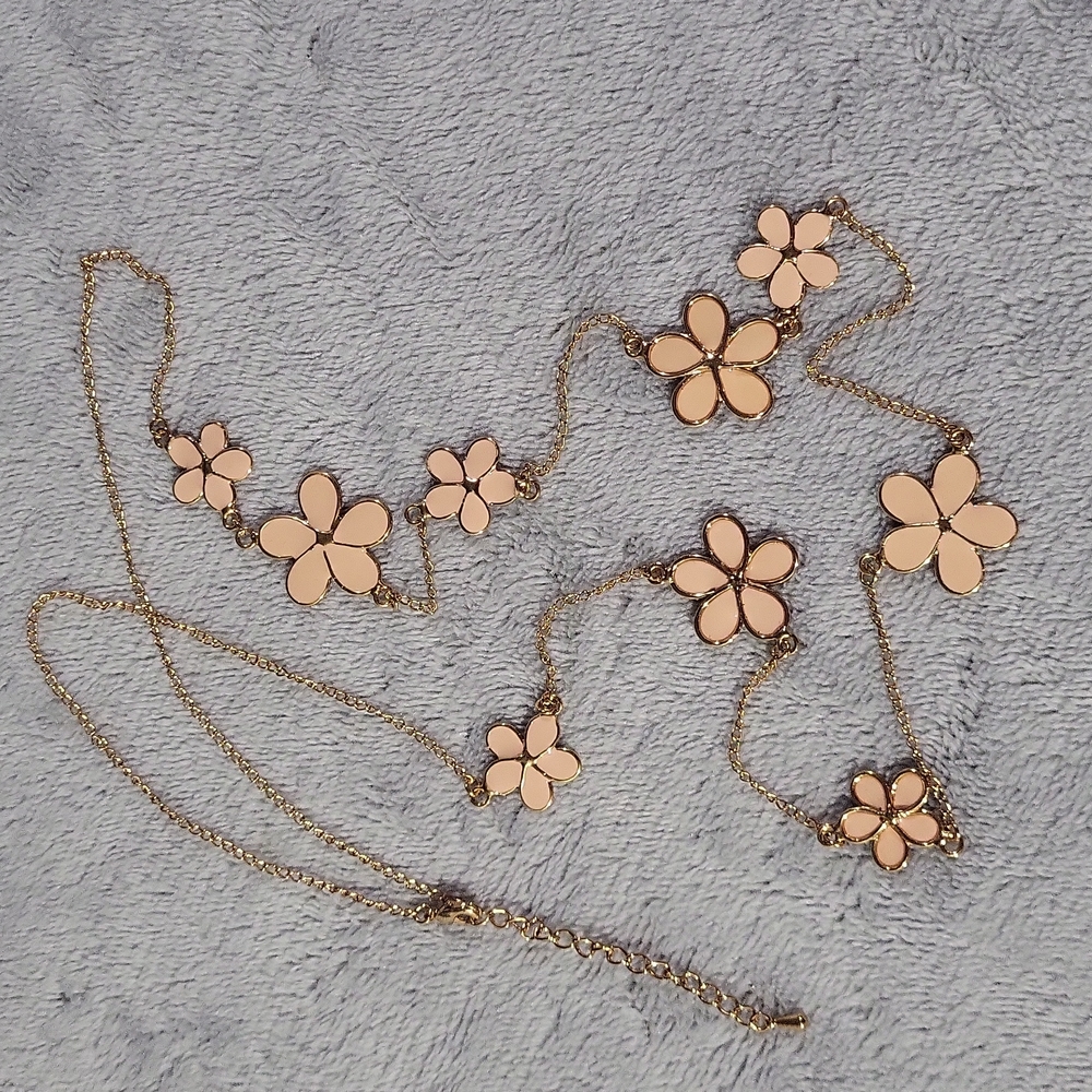 NWOT Floral Chain Necklace